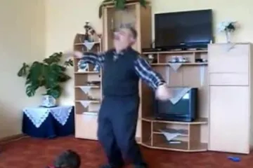 Na čemu je ovaj djedica?