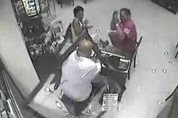 Pao mu izlog na glavu