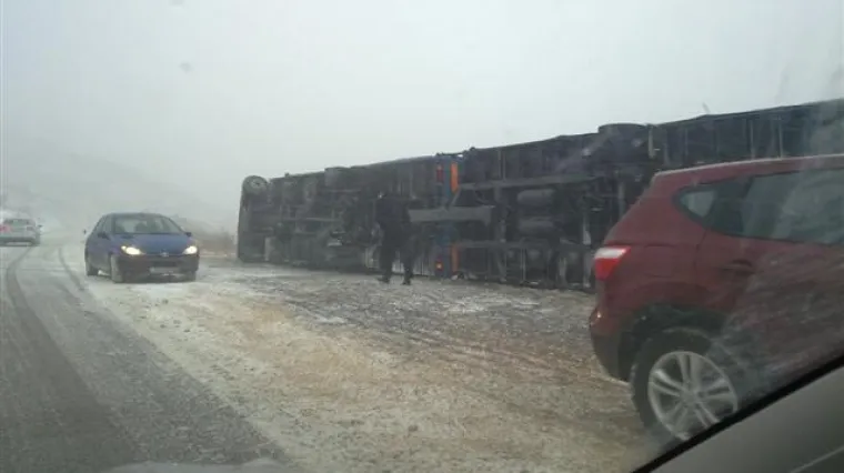 Bura prevrtala kamione i potapala brodove