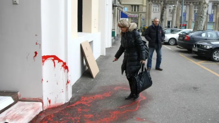 Prostorije HDZ se "zacrvenile"