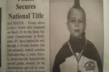 Mladi hrvač "mlati" sve redom