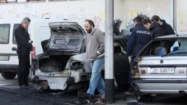 Na Poljanicama zapaljena tri vozila