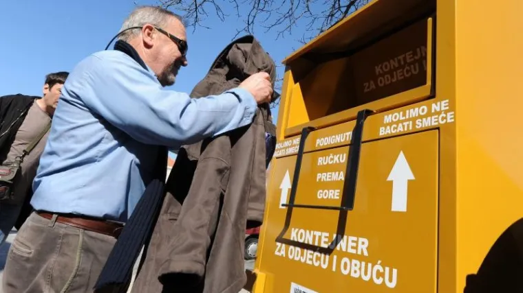 &Scaron;ibenik: Kontejneri za odjeću