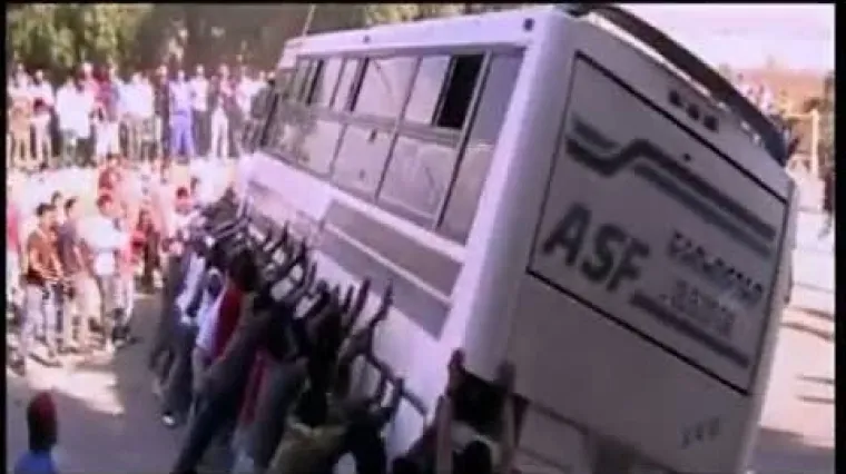 Bijesni mje&scaron;tani prevrtali autobuse