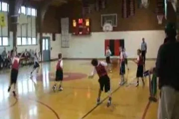 Klinac zabio koš sa svoje polovice!