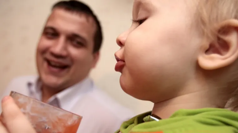 Tek prohodao, a već alkoholičar