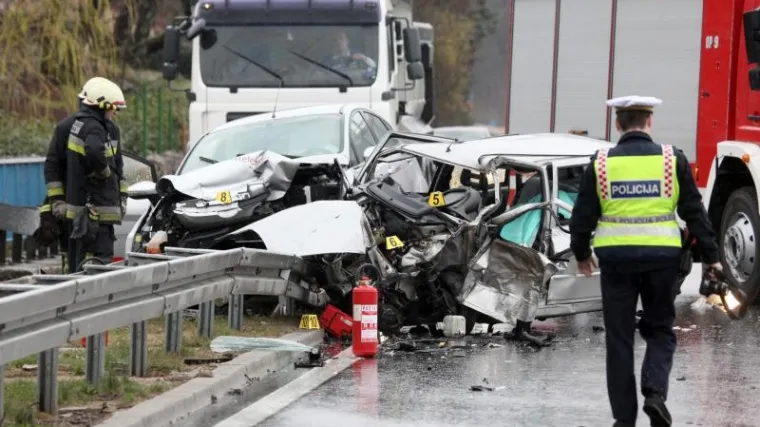 Jedna osoba smrtno stradala u te&scaron;koj nesreći