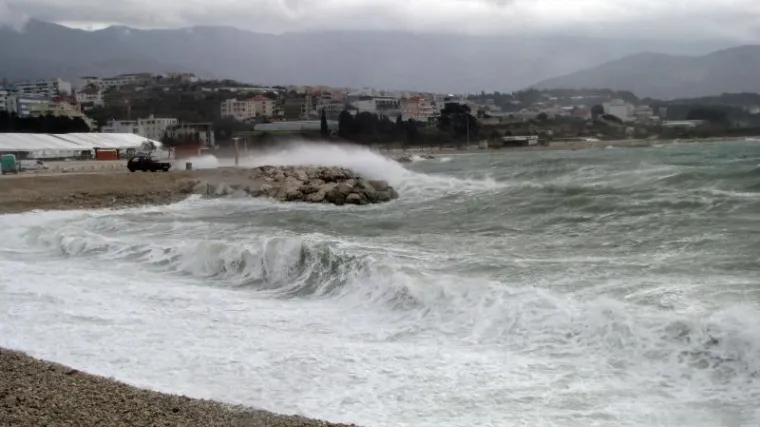 Olujno jugo odsjeklo otoke