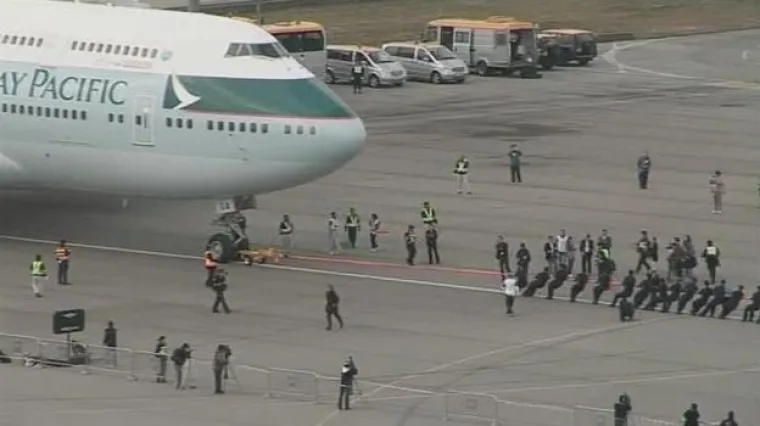 Vukli avion golim rukama