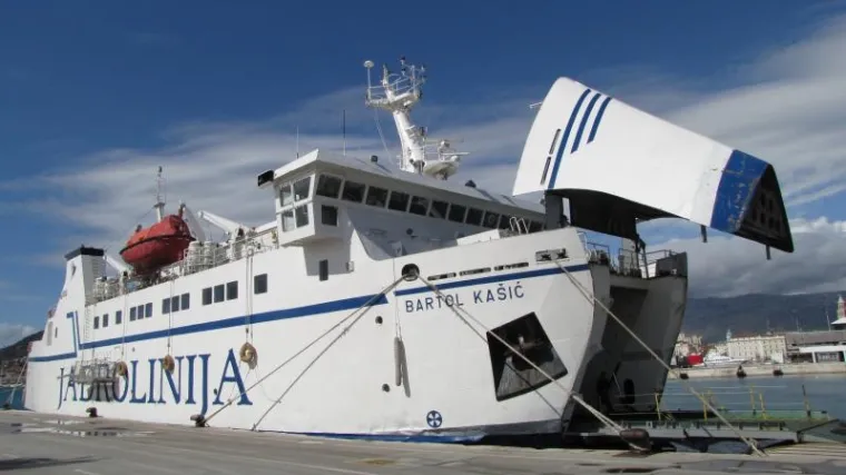 Zbog nevremena trajekt udario u obalu