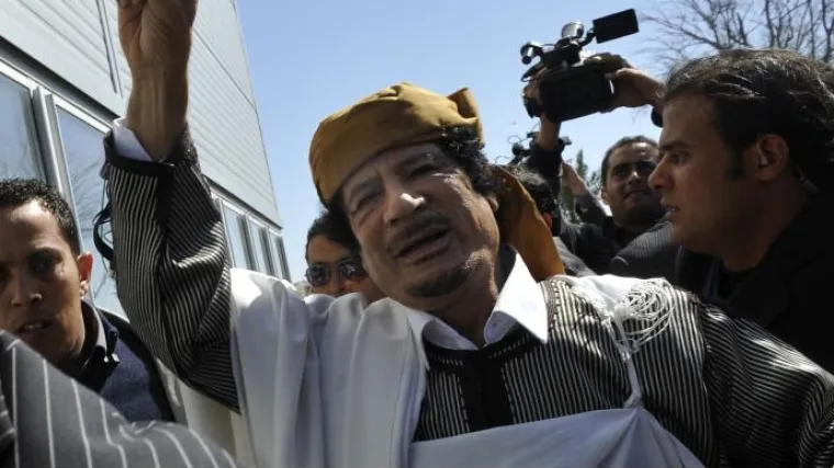 Libijci brane Gadafija živim &scaron;titom