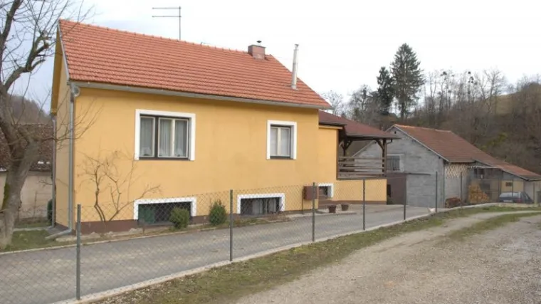 Nožem ubio oca na njegov imendan