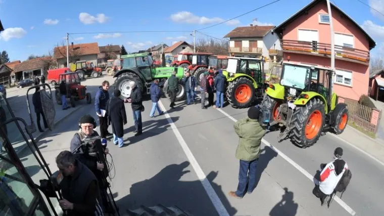 Seljaci i dalje blokiraju ceste