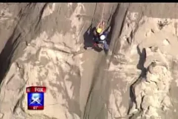 Gola planinarka zapela na stijeni