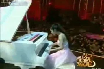 Djevojka bez prstiju svira klavir