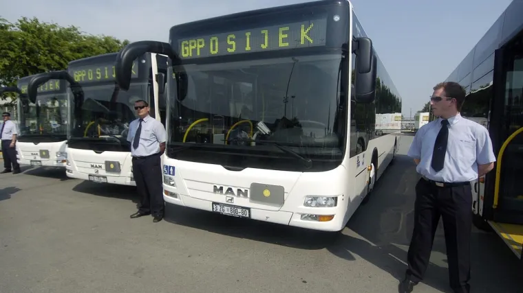 Vandali brutalno pretukli vozača autobusa