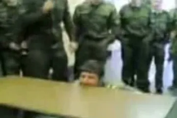 Što ovaj vojnik sve može sa zubima