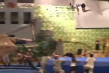 Pala na dupe pri višestrukom saltu