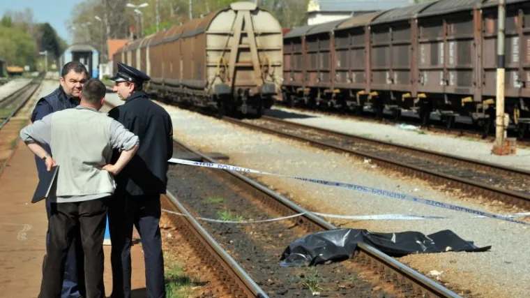 Mu&scaron;karac se legao na prugu i čekao nalet vlaka