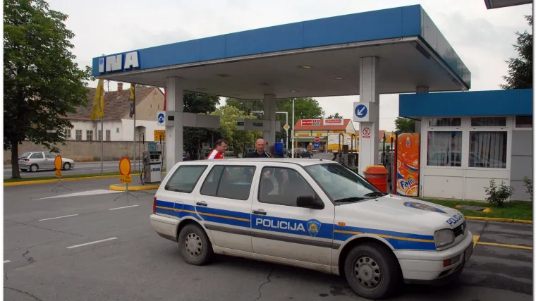 Policajac se spotaknuo, pa ranio bjegunca