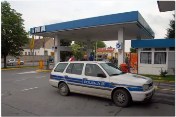 Policajac se spotaknuo, pa ranio bjegunca