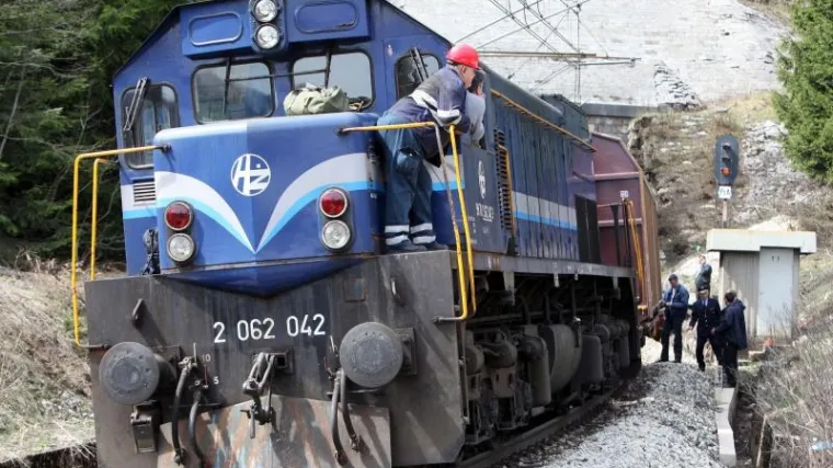 Svi vlakovi stali na minutu