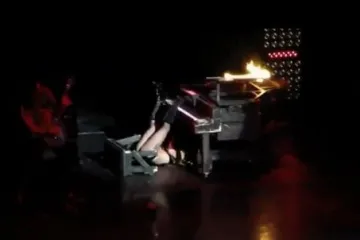 Lady Gaga pala pod klavir