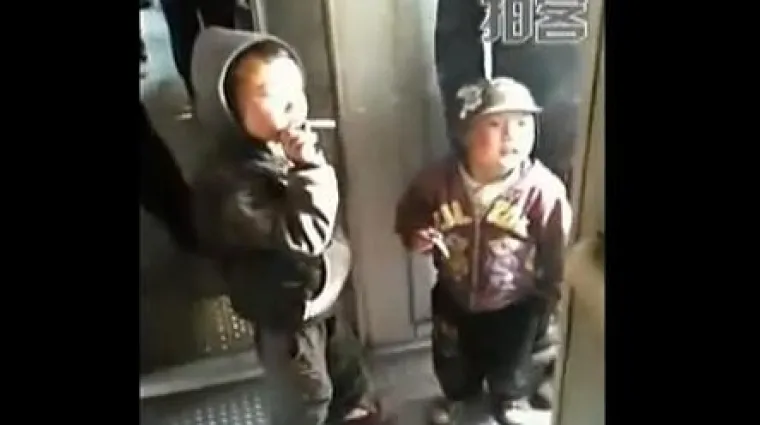 Mali dječaci pu&scaron;e k'o Turci