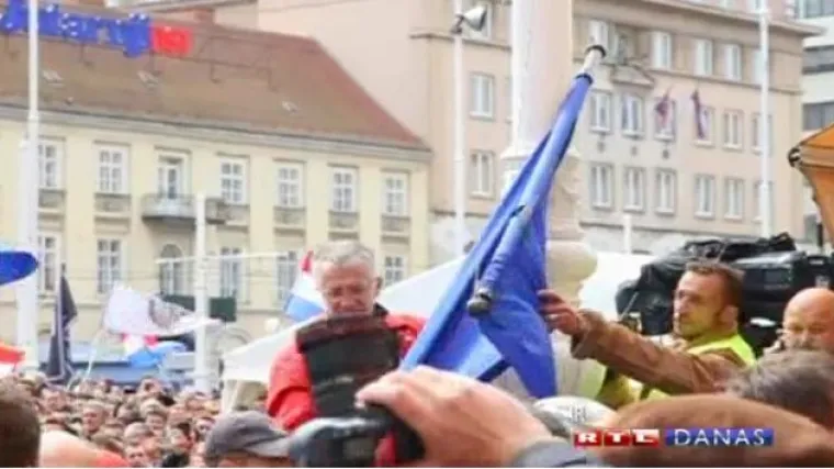 Prosvjednici rastrgali zastavu EU