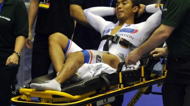 Biciklistu se drvo zabilo u nogu