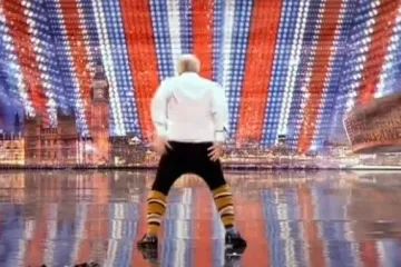 Kakve pokrete ima ovaj 53-godišnjak!!