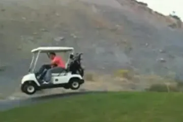 Bizarna nesreća s autićem za golf