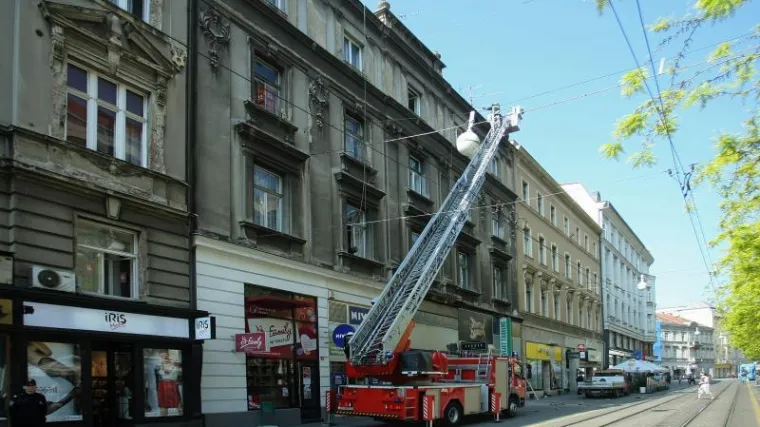 Sa zgrade pao betonski kip