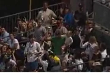 Uhvatio lopticu jednom rukom