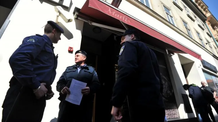 Opljačkali trgovinu satova pa ih uhvatila policija