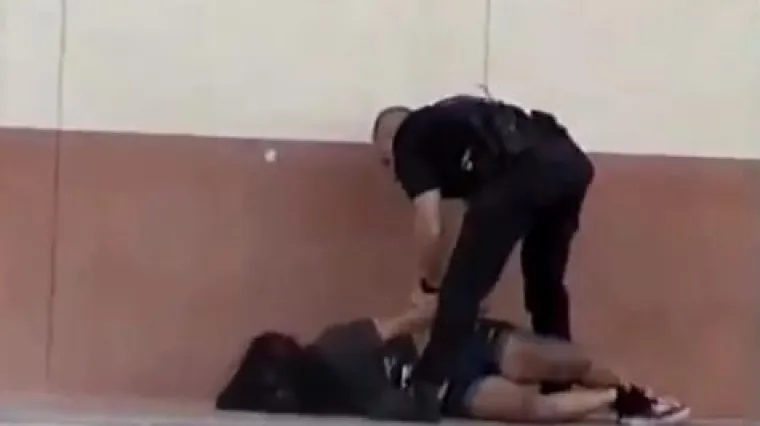 Agresivni policajac napao pijanu tinejdžerku