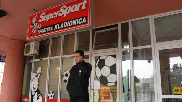 Prijeteći pi&scaron;toljem opljačkao kladionicu