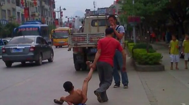 Vukao sina golog niz ulicu