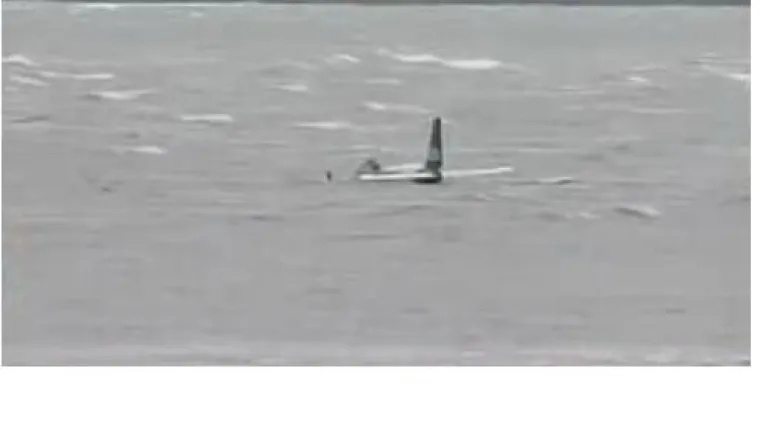 Zrakoplov s 25 osoba pao u more