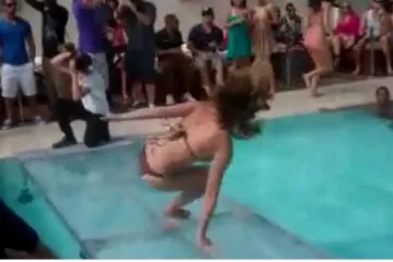 Manekenka pala na glavu tijekom natjecanja u bikiniju