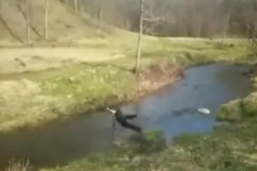 Skok s motkom preko rijeke