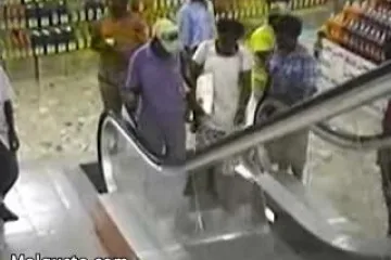 Djedica se boji pokrentih stepenica