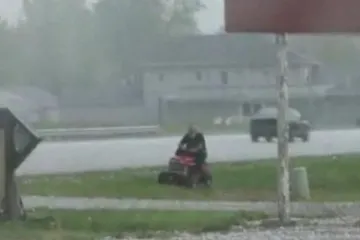 Kosi travnjak dok tuča pada po njemu