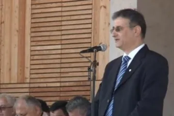 Karamarka izviždali jer je spomenuo premijerku