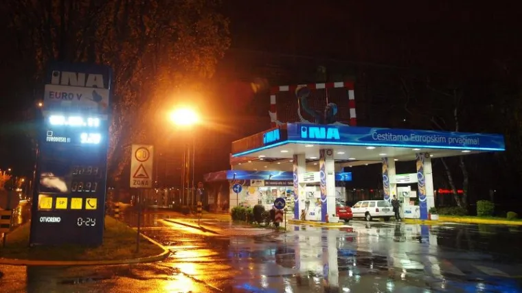 Od ponoći gorivo postaje jeftinije