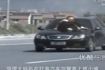 Provozala se na haubi jurećeg automobila