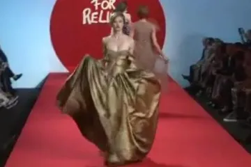 Manekenka pala četiri puta na pisti