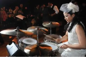 Mladenka zasvirala bubnjeve na vlastitoj svadbi