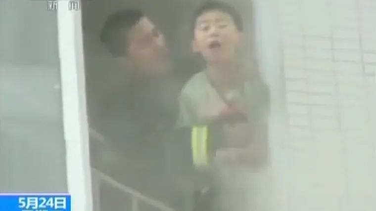 Dramatično spašavanje dječaka iz goruće zgrade