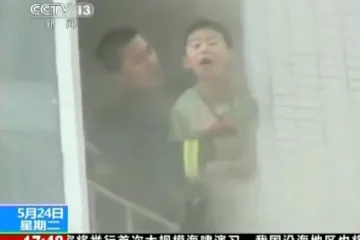 Dramatično spašavanje dječaka iz goruće zgrade